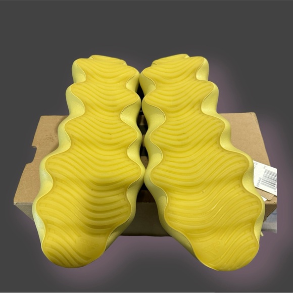 Yeezy 450 - Picture 3 of 5